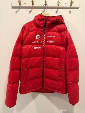 Maloja USA Ski Team Puffer Jacket XL Red Hooded Down Ski Sponsor Coat FuchsM